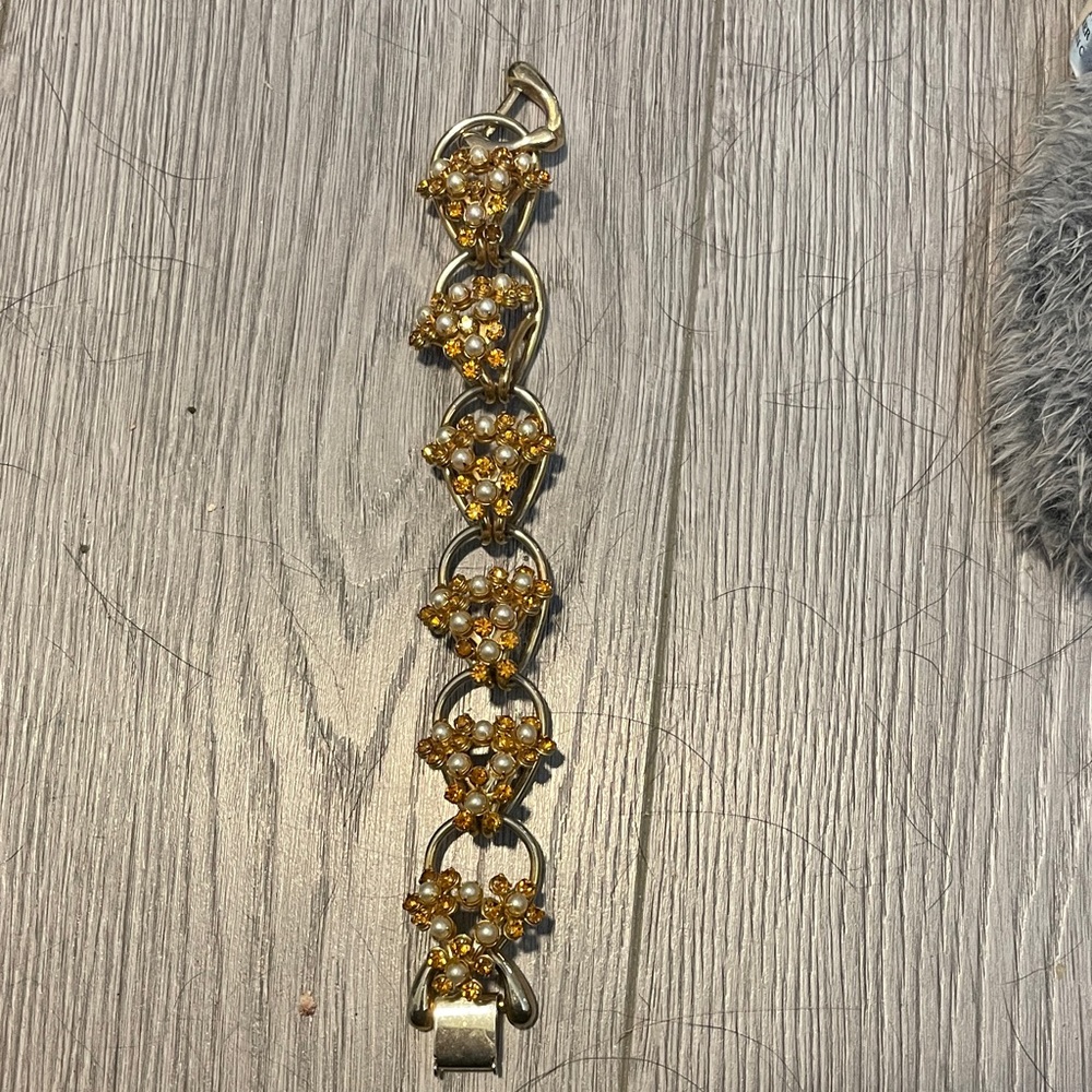 Elegant Vintage Floral Bracelet
